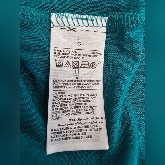 NWT..Old Navy off the shoulder top with smock details - Picture 3 of 3